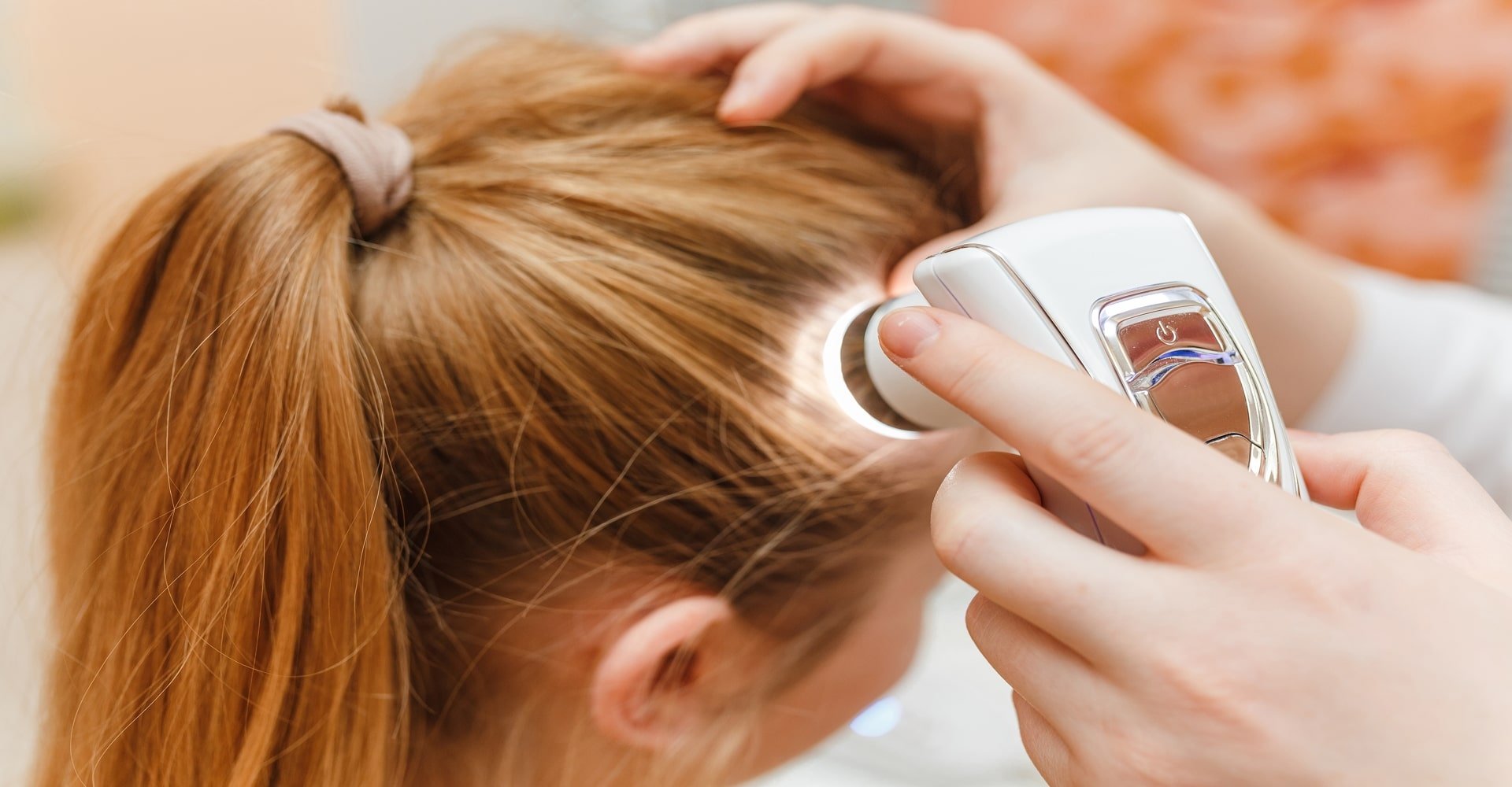 Profissional Analisando Cabelo